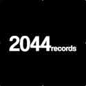 Le logo du label de musique 2044 blanc sur fond noir