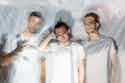 Foto der Band Trinidad Drei Junge Männer in Weißen T-shirts