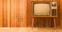 50er Jahre Fernseher vor holzverkleideter Wand