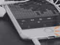 Smartphone spielt Musik schwarz weiß