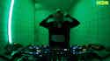 DJ avec Platines Vinyles et Fond Vert