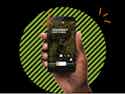Smartphone vor grünem HIntergrund iMusician Logo weiß